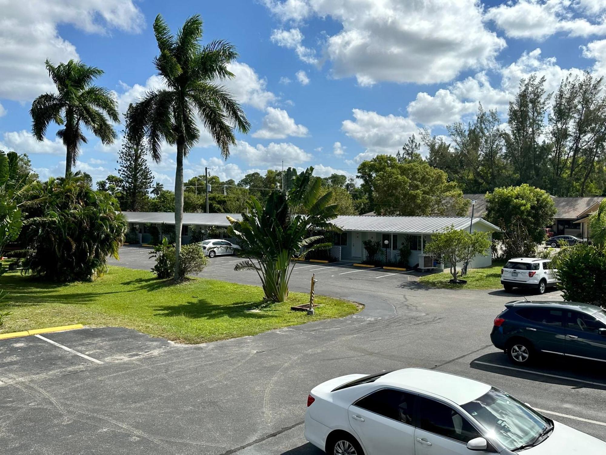 Conty'S Motel Naples Manor Екстер'єр фото