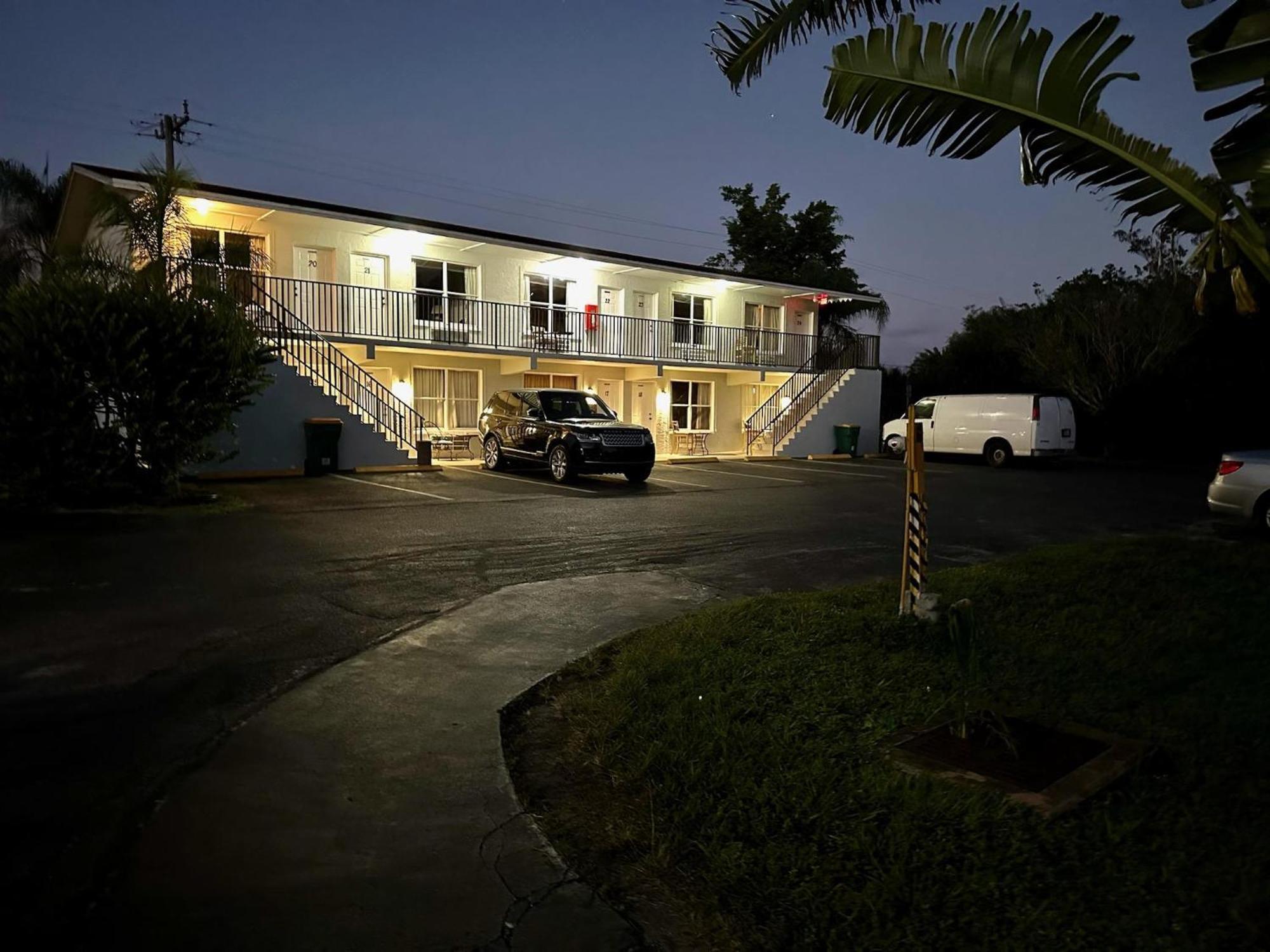 Conty'S Motel Naples Manor Екстер'єр фото