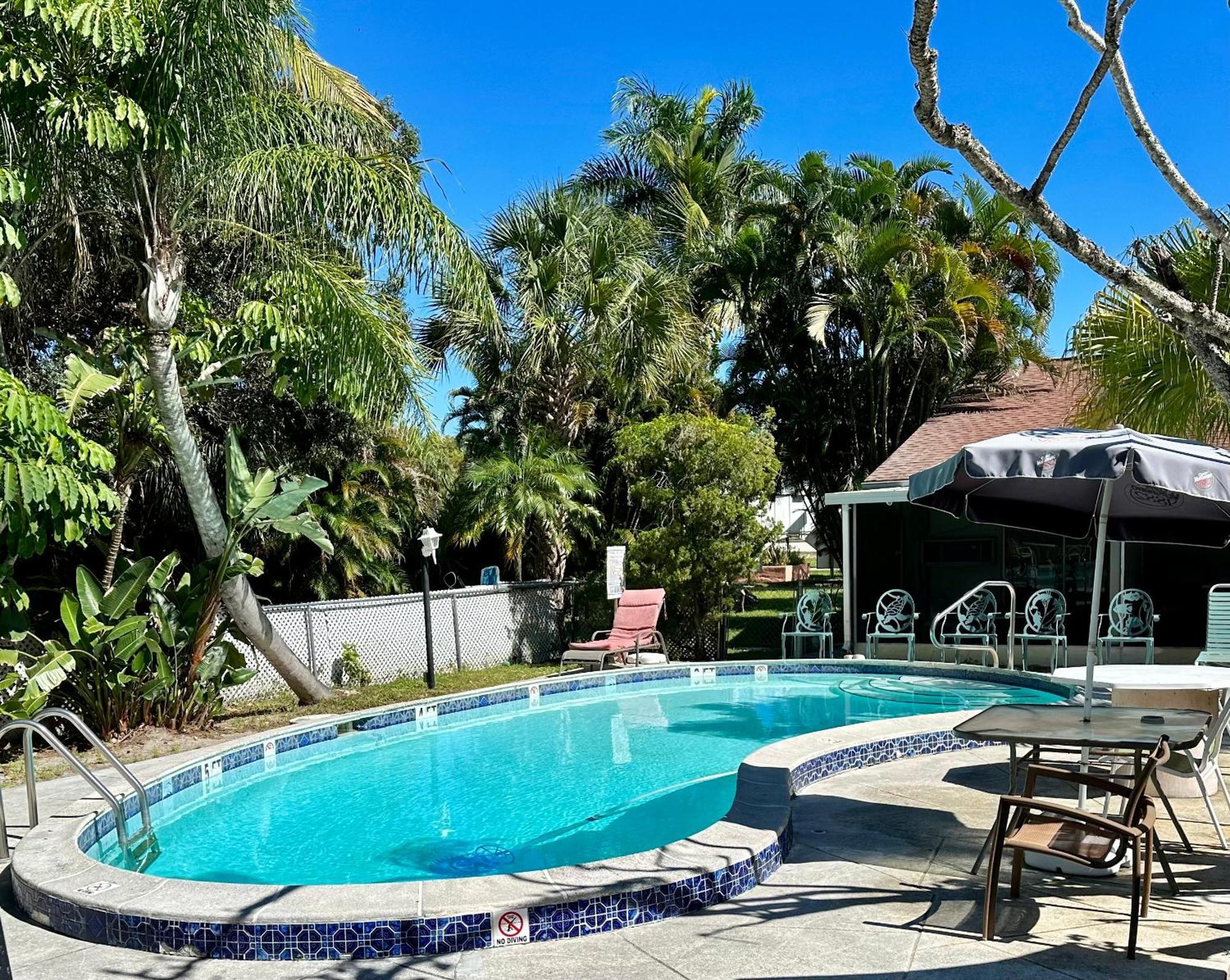 Conty'S Motel Naples Manor Екстер'єр фото