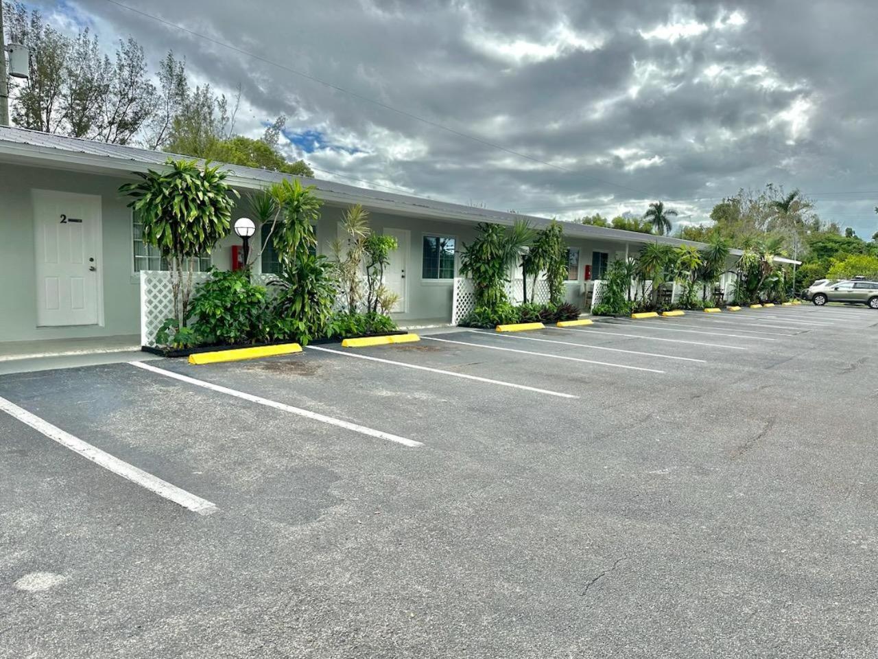 Conty'S Motel Naples Manor Екстер'єр фото