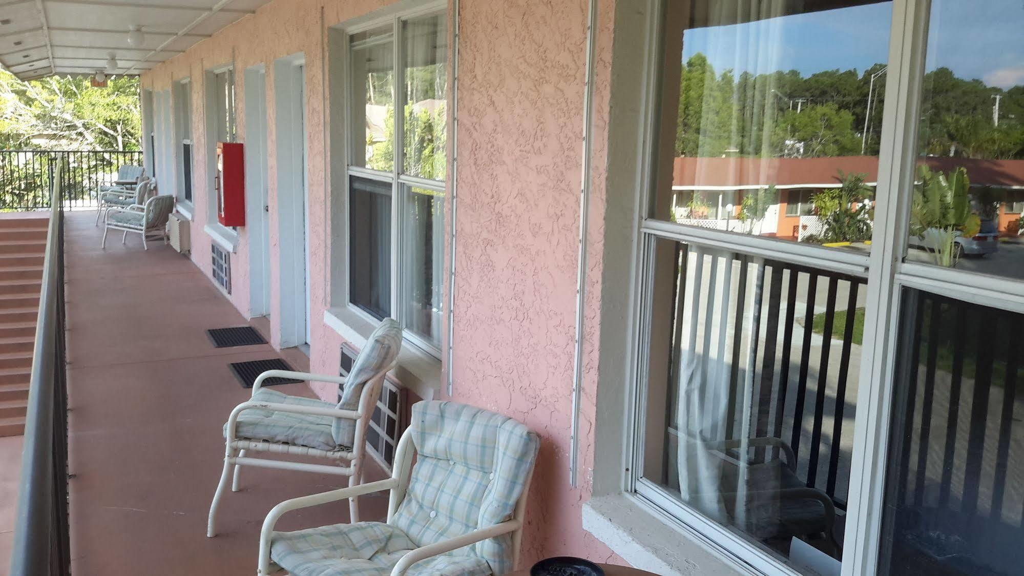 Conty'S Motel Naples Manor Екстер'єр фото